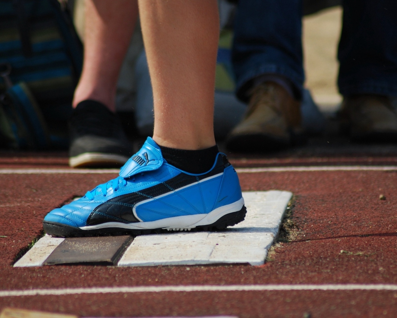 Голубые кеды на ноге спортсмена
