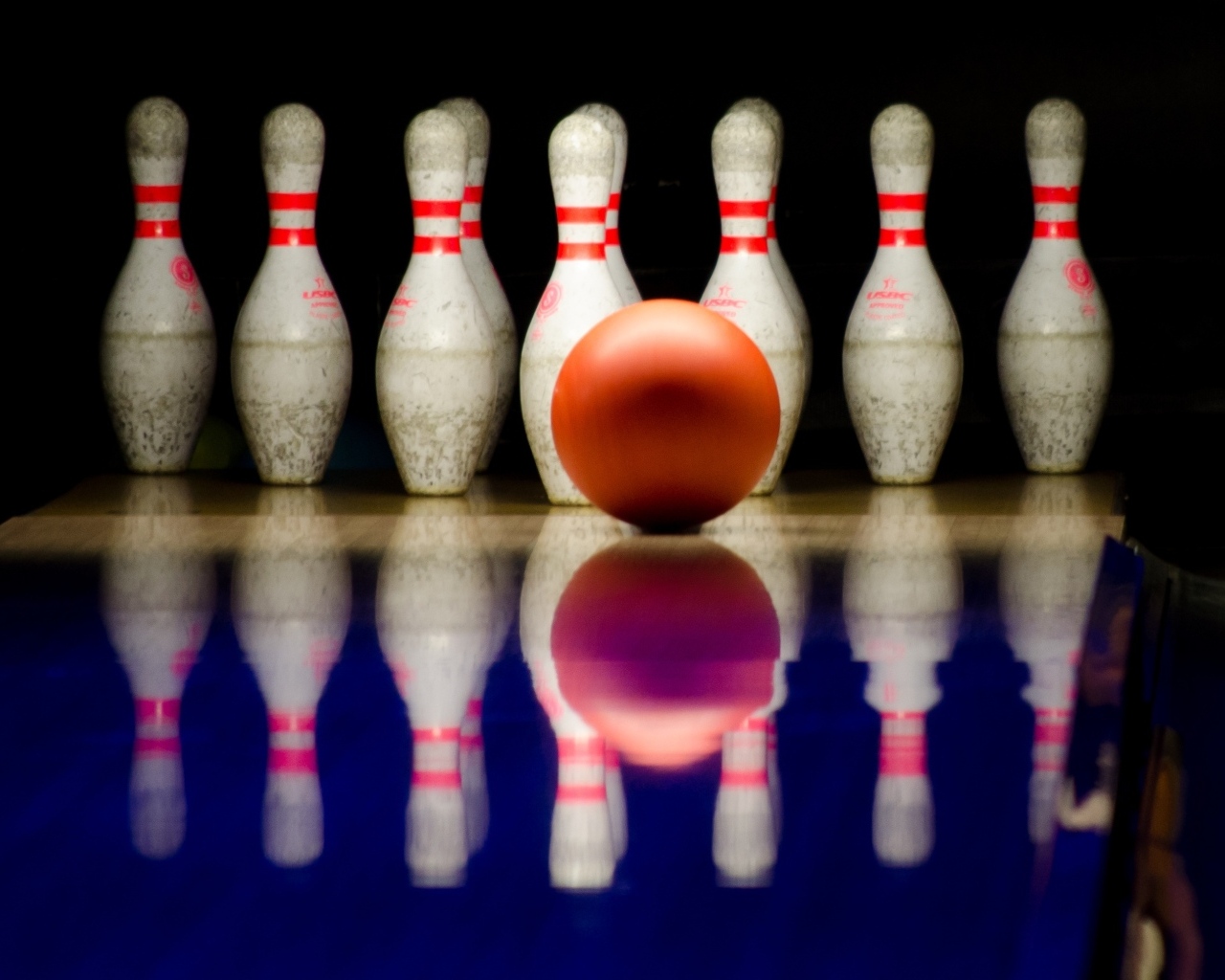 Шар с кеглями для игры в боулинг 