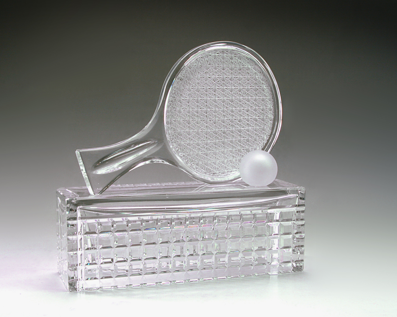 Хрустальная теннисная награда на сером фоне