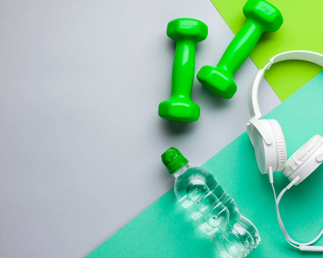 Гантели, бутылка воды и наушники