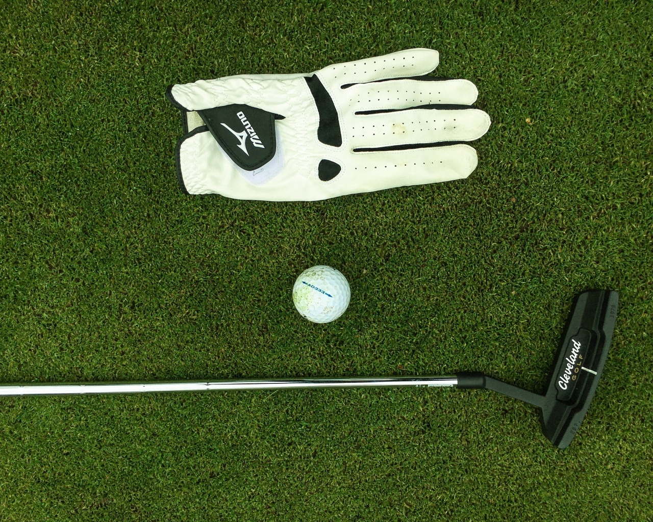 Перчатка, мяч и клюшка для гольфа