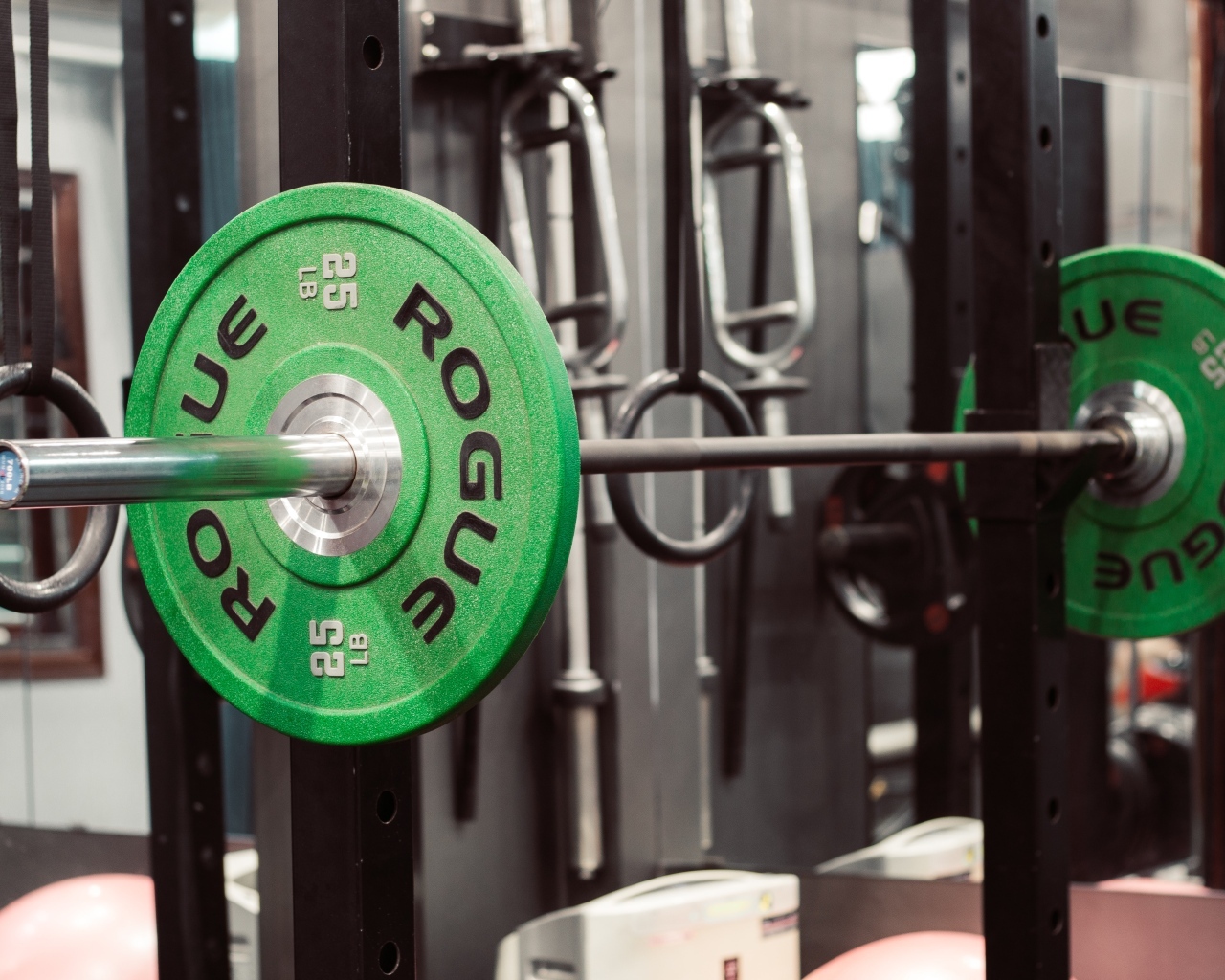 Тяжелая штанга в спортзале