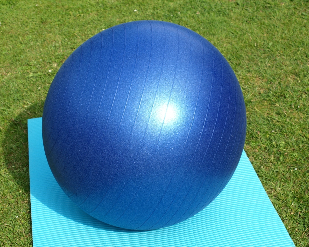 Большой синий мяч для фитнеса