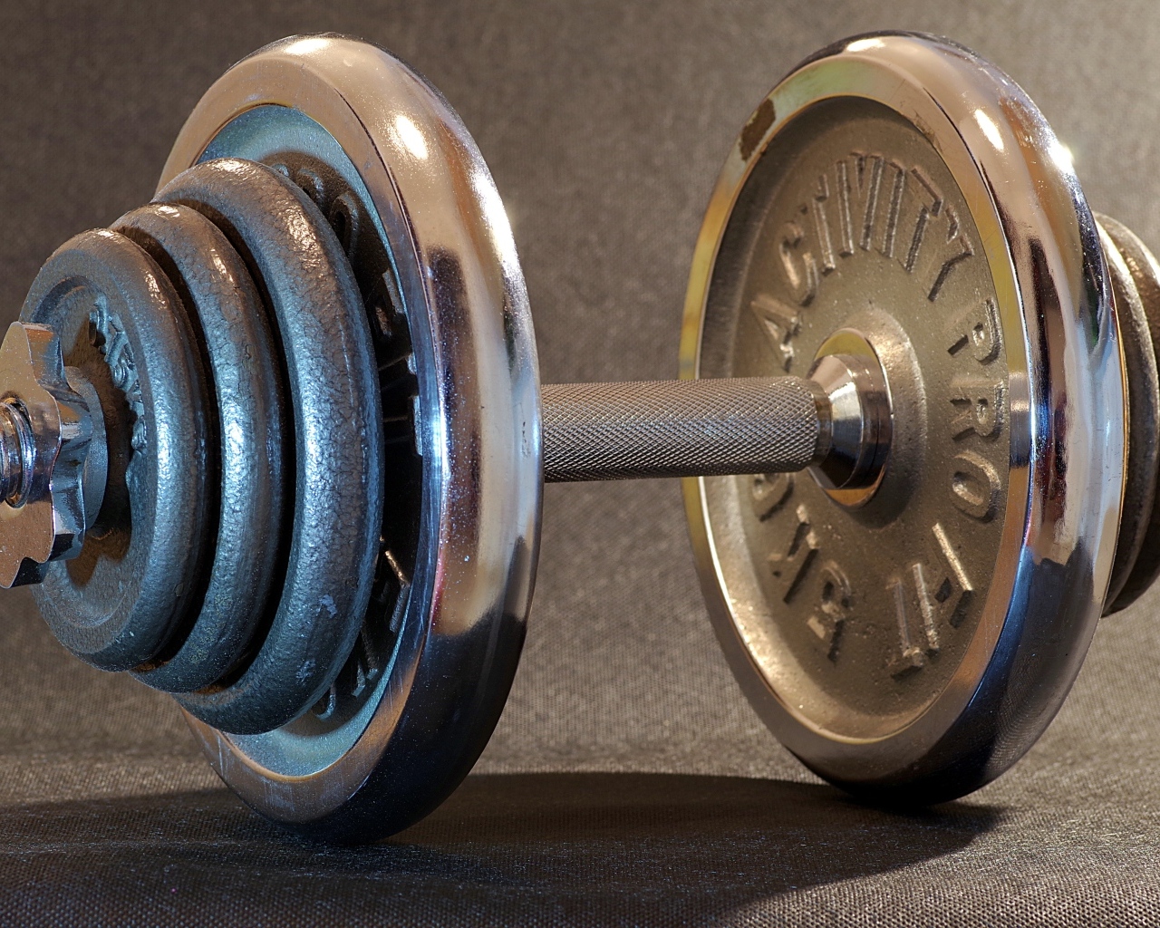 Большая тяжелая железная гантеля