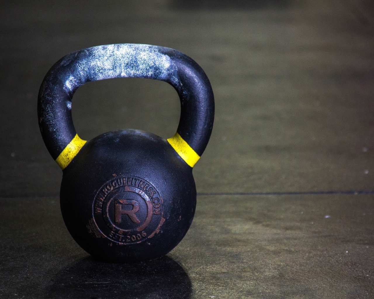 Большая железная гиря 