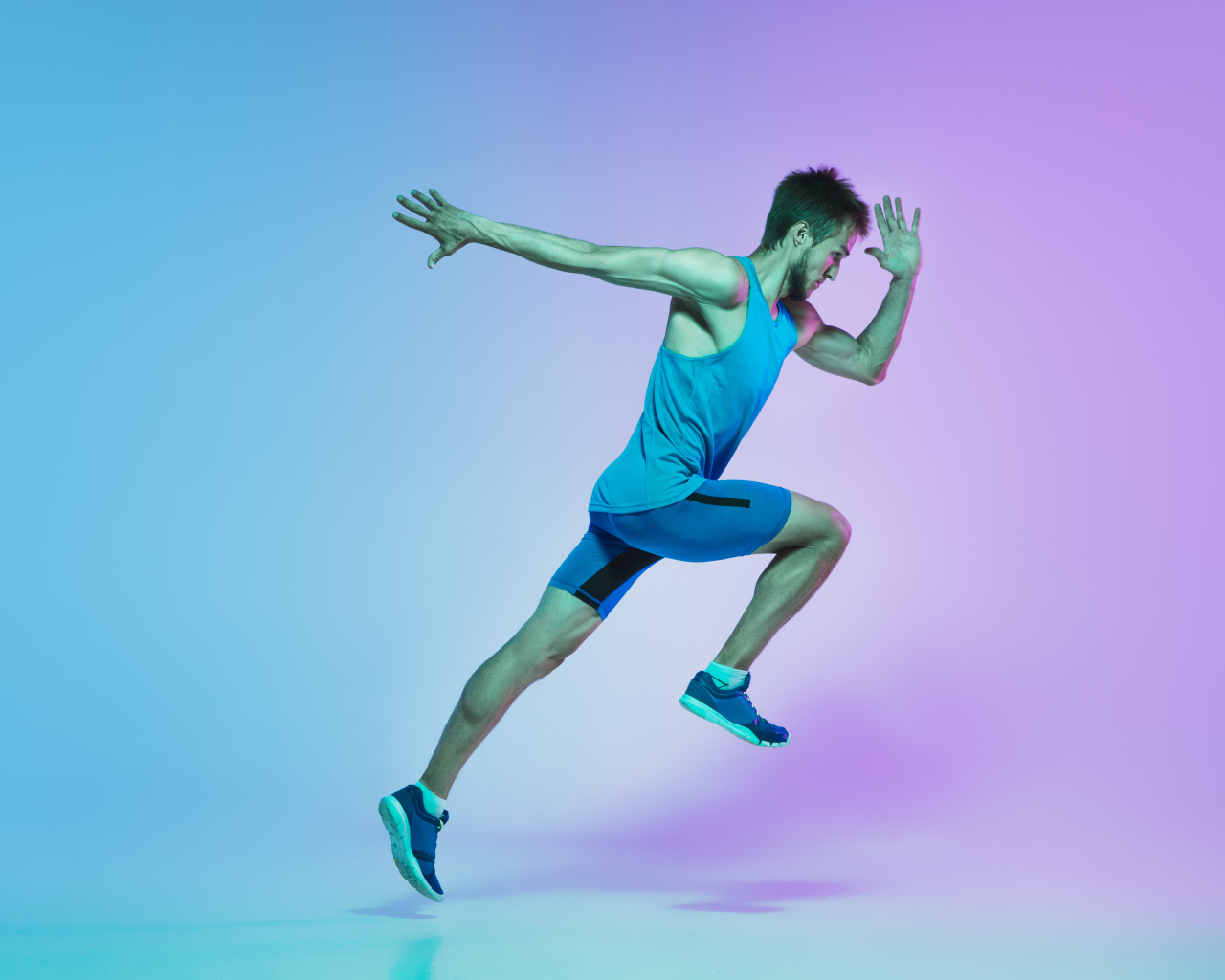 Мужчина бегун позирует для фото 