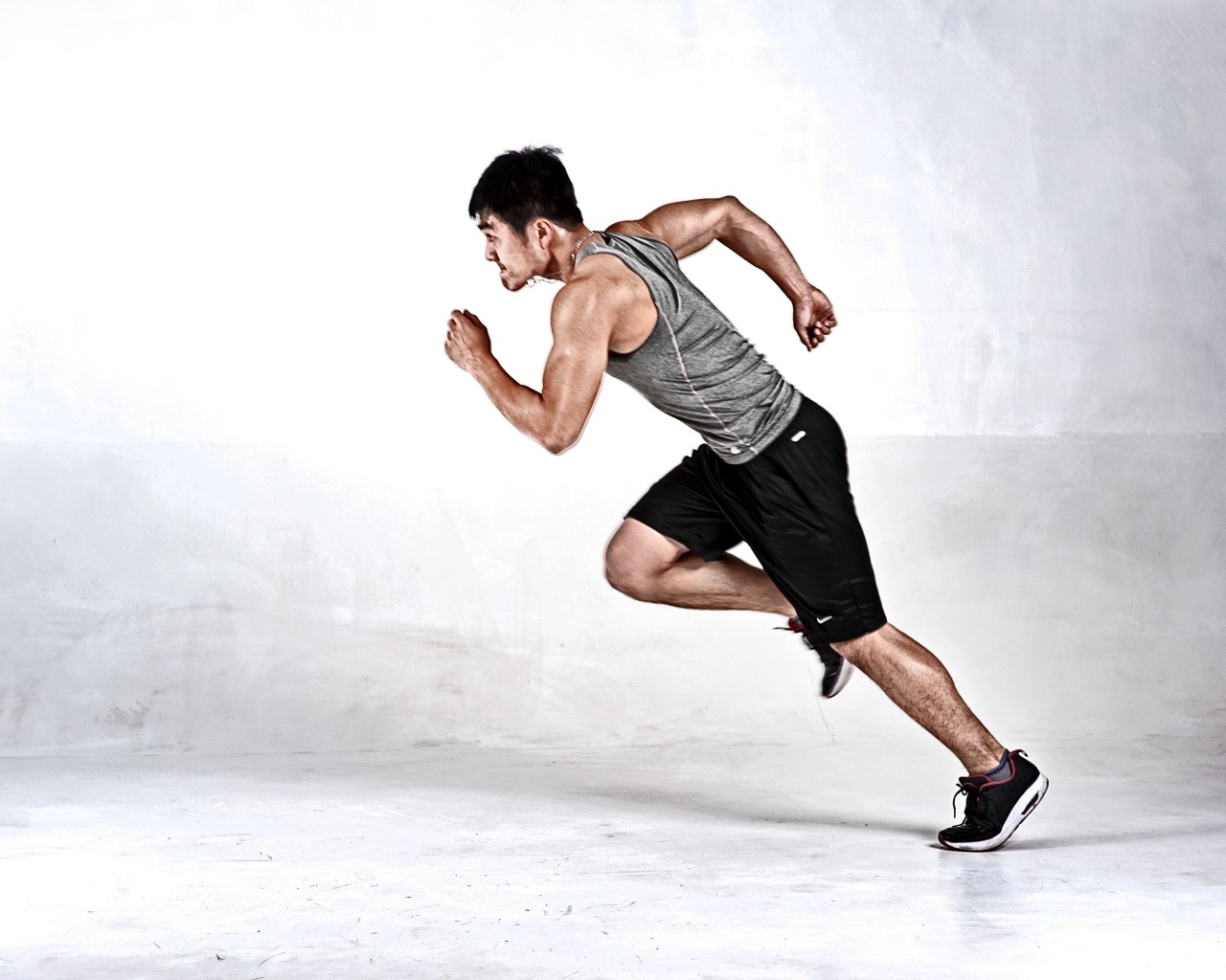 Мужчина бегун на сером фоне