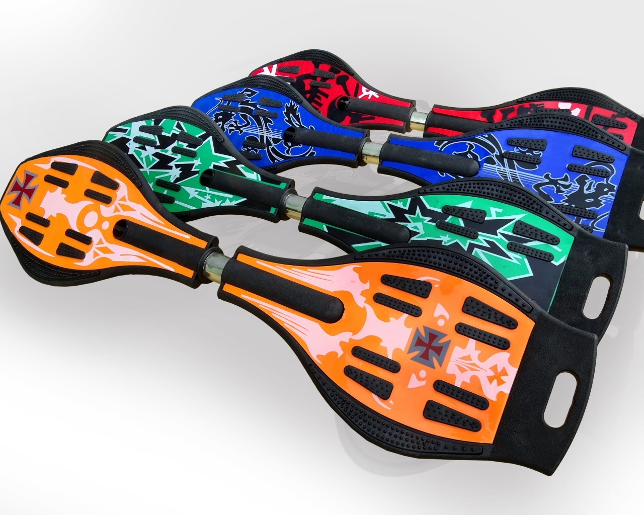 Разноцветные скейтборды на сером фоне