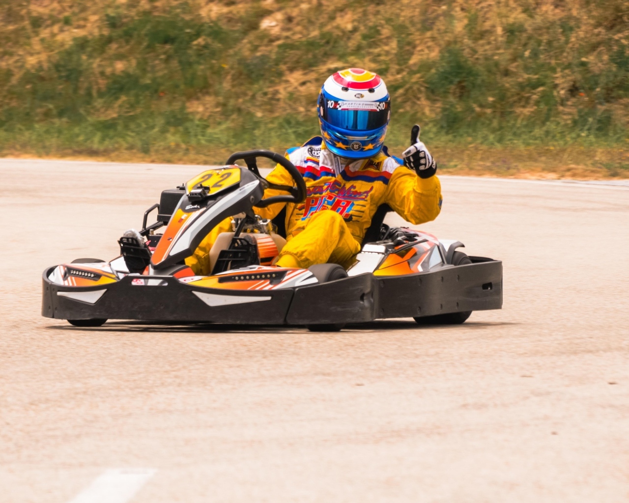 Гонщик на карте на дороге