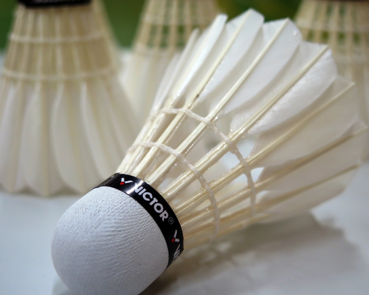 Волан для игры в бадминтон крупным планом