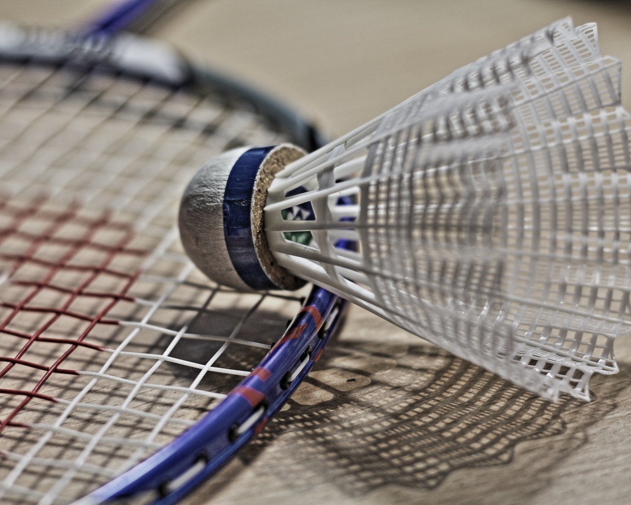 Волан с ракеткой для игры в бадминтон