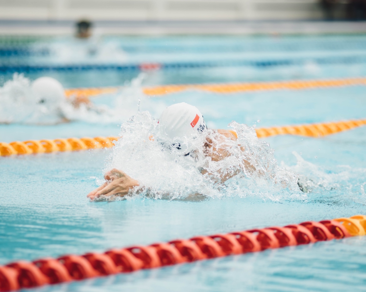 Соревнования по плаванию в бассейне