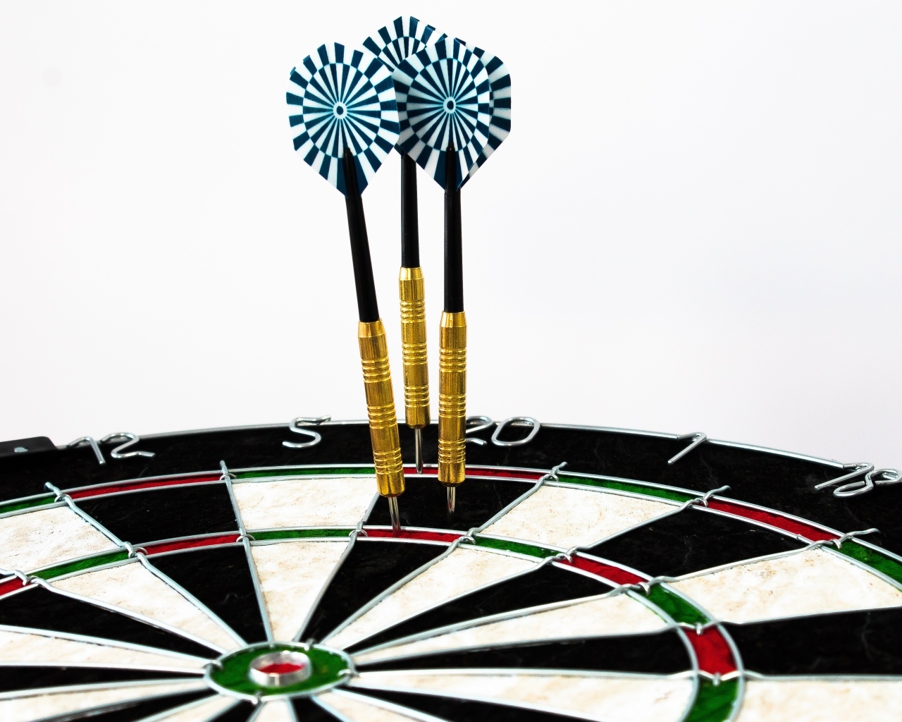 Мишень и дротики для игры в дартс