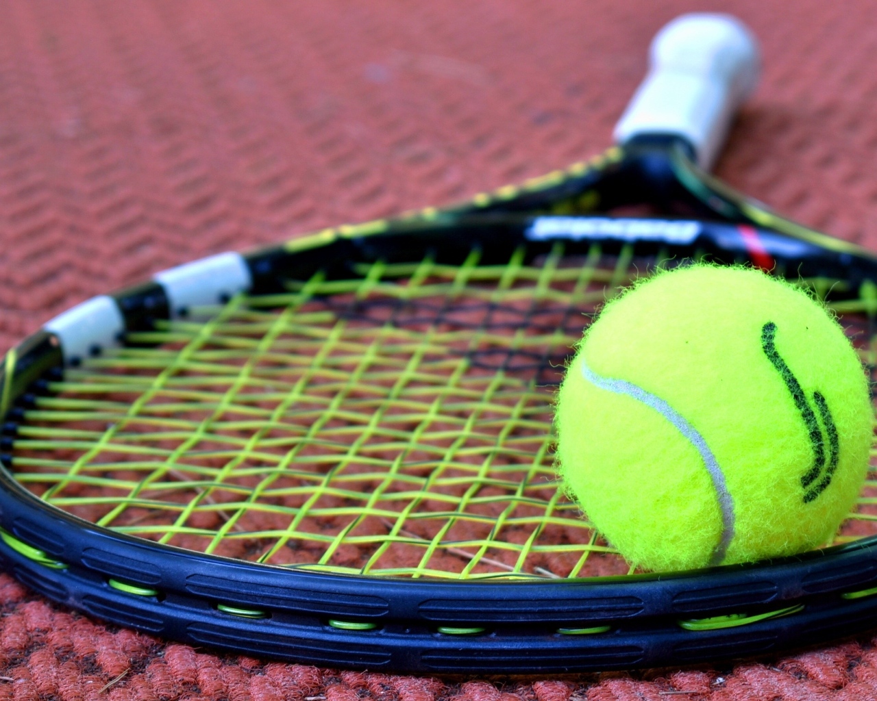 Две ракетки и желтый мяч для тенниса