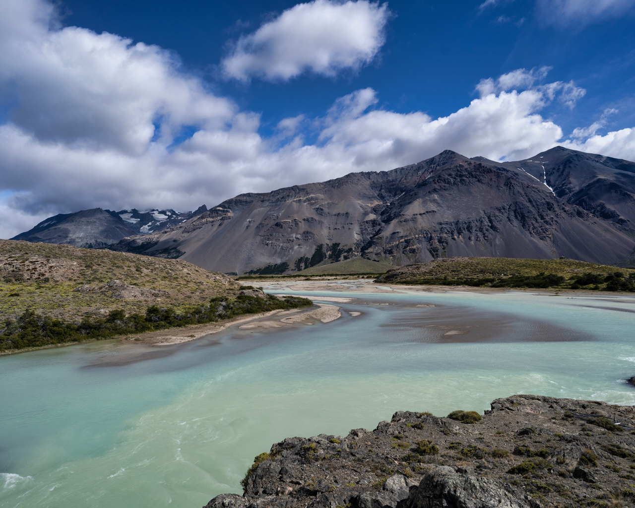 Голубая вода в горной реке, Аргентина