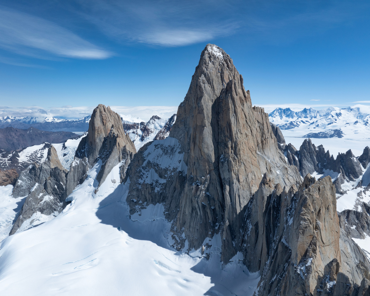Горная вершина Фицрой под голубым небом, Аргентина