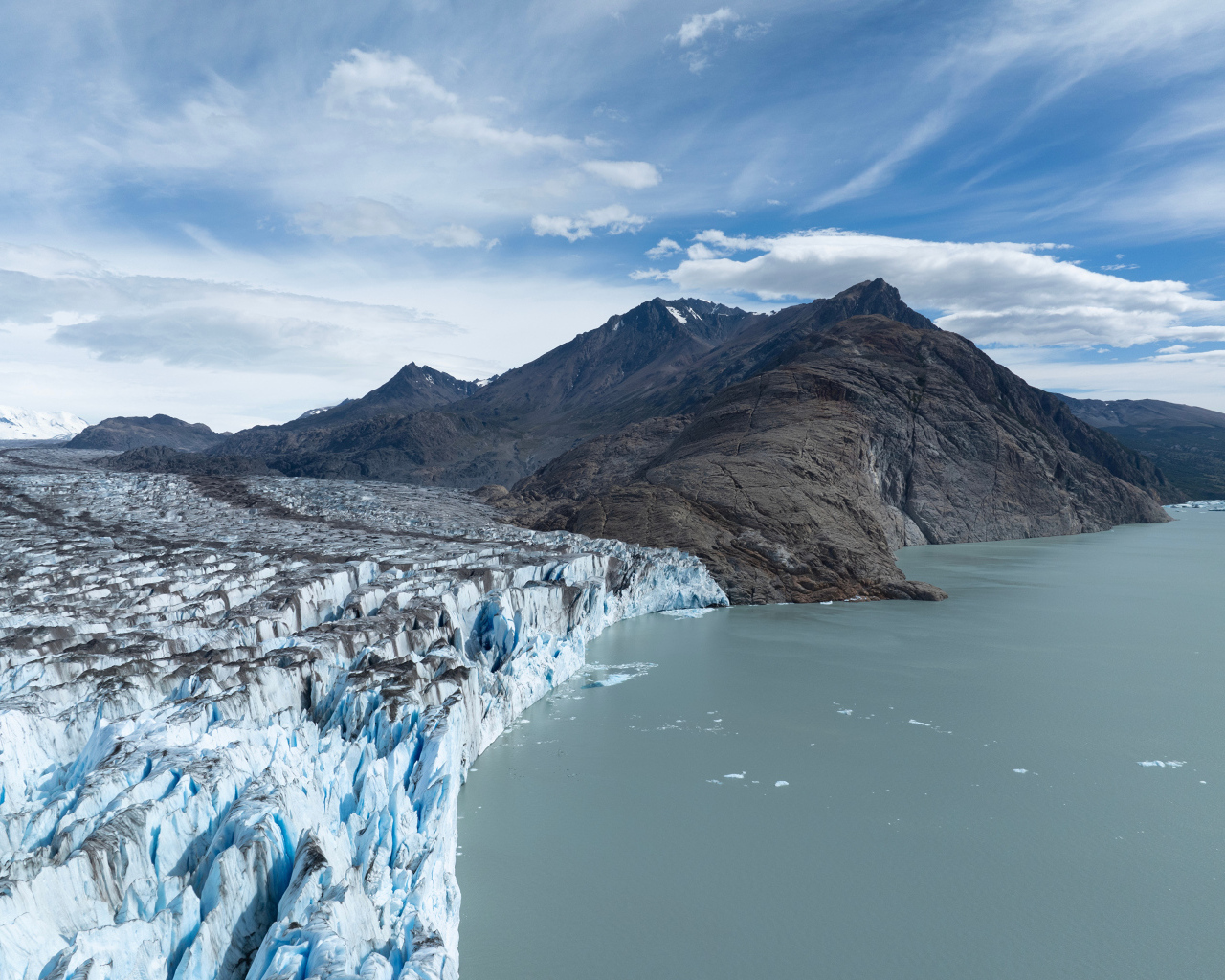 Вид на ледник в горах, Аргентина