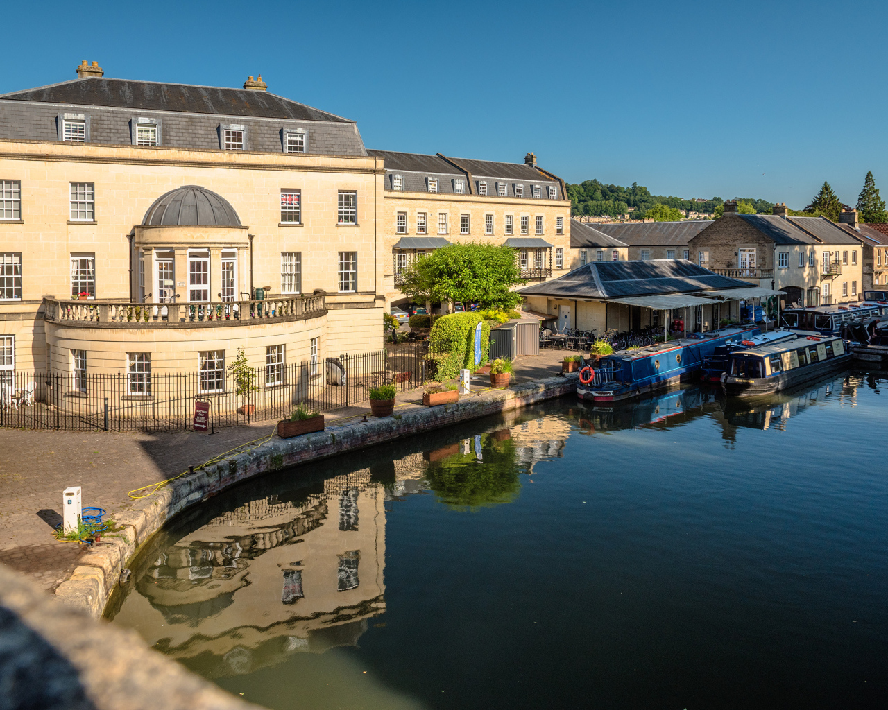 Дома у водного канала города Бат, Англия