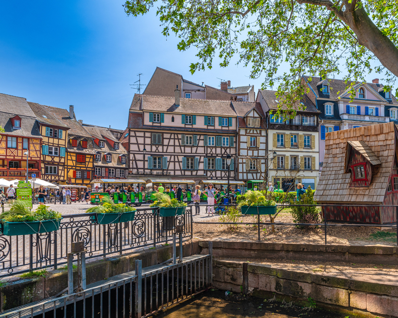 Красивые разноцветные дома на городской площади, Франция