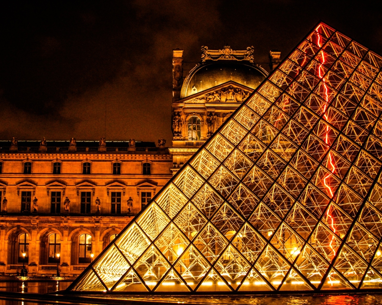 Красивый монумент в форме пирамиды во Франции ночью 