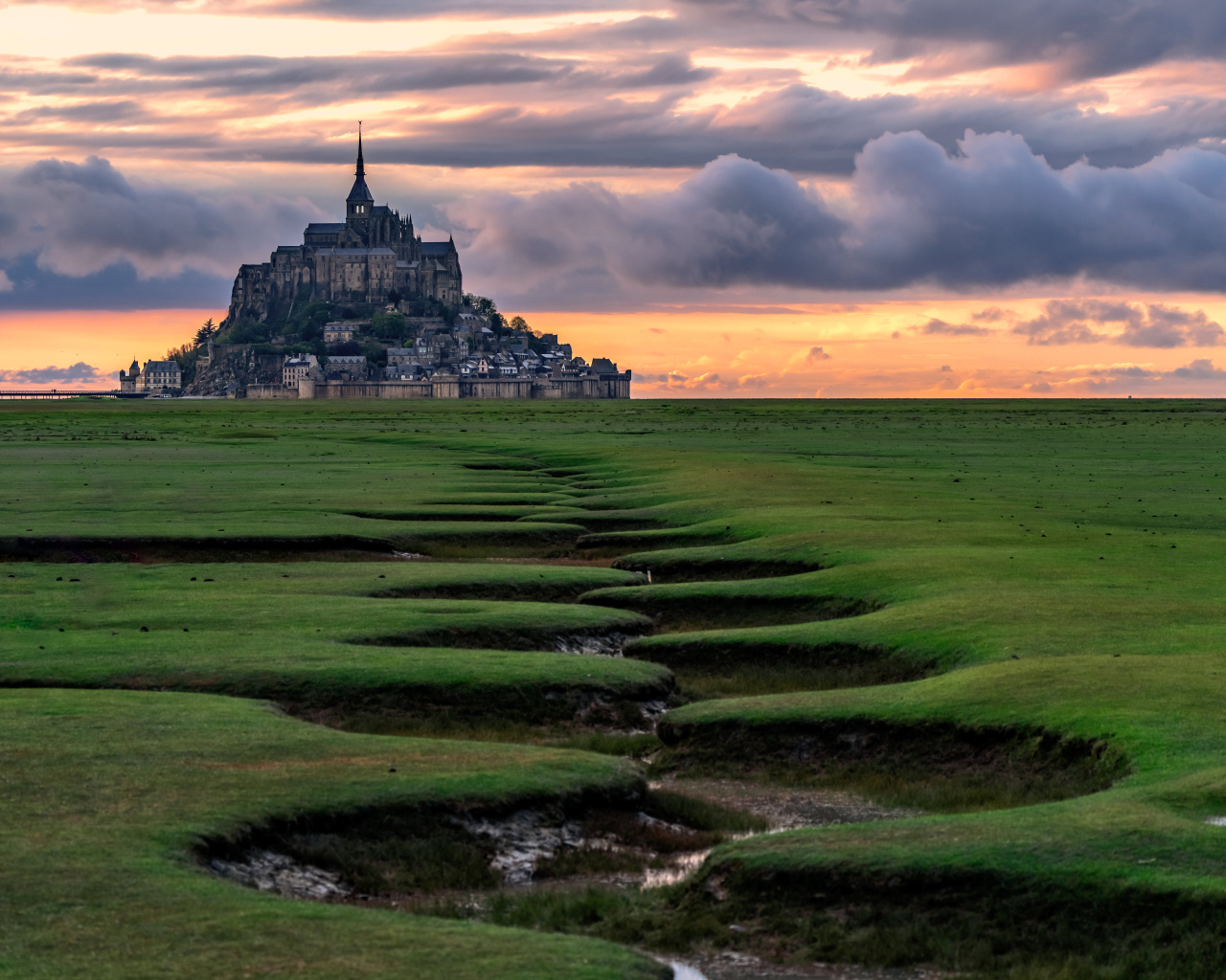 Крепость Мон-Сен-Мишель у зеленого поля, Франция