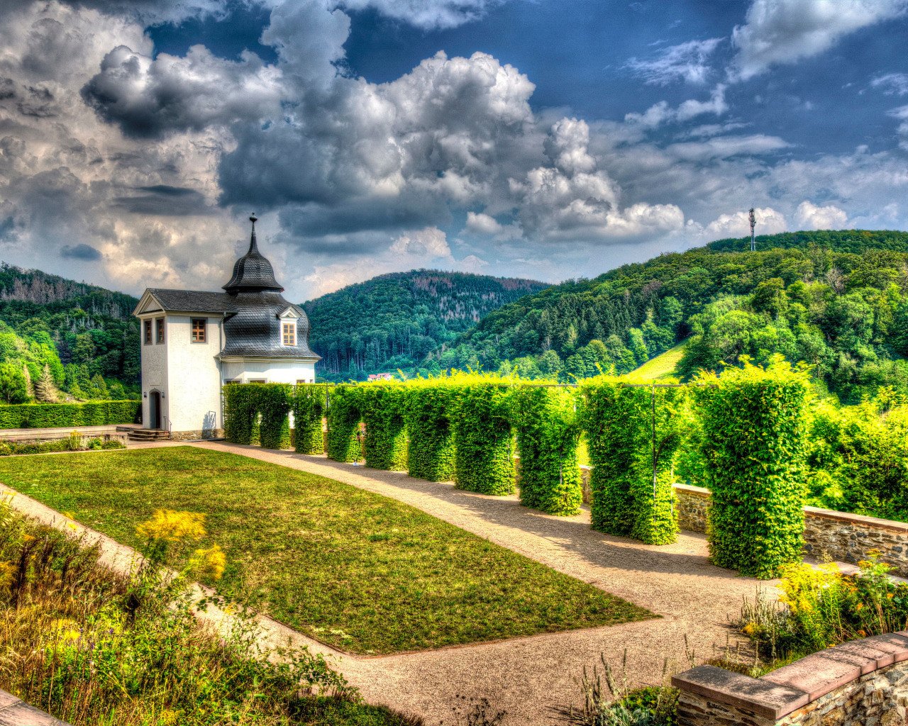 Старинная часовня в парке, Штольберг. Германия