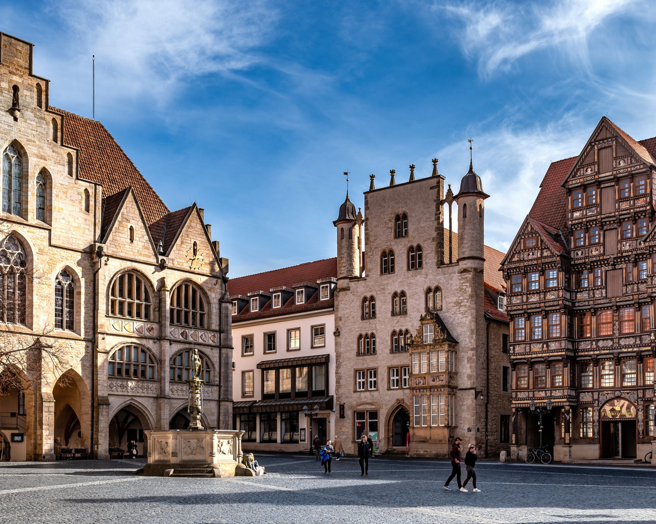 Старинные дома на городской площади Хильдесхайма, Германия