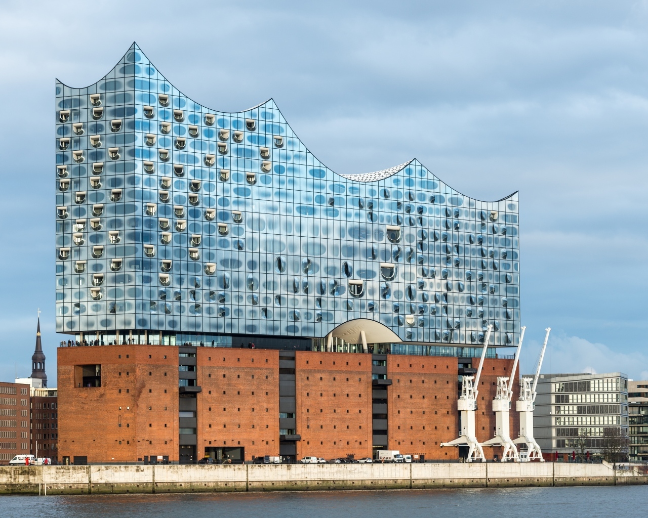 Красивое необычное здание в городе Гамбург