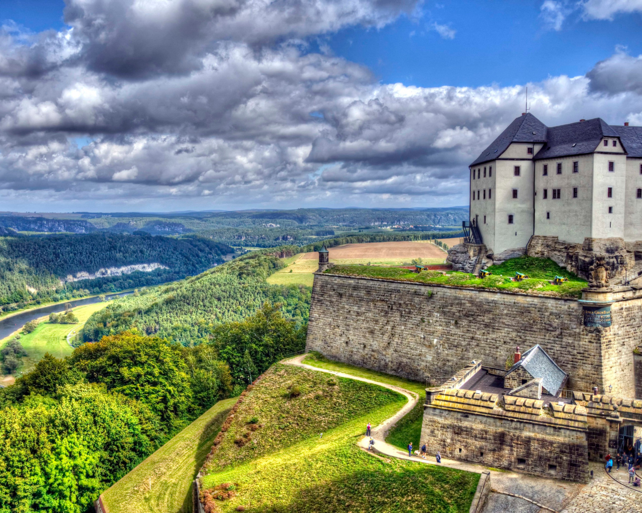 Красивый вид на замок и реку в городе Кёнигштайн, Германия