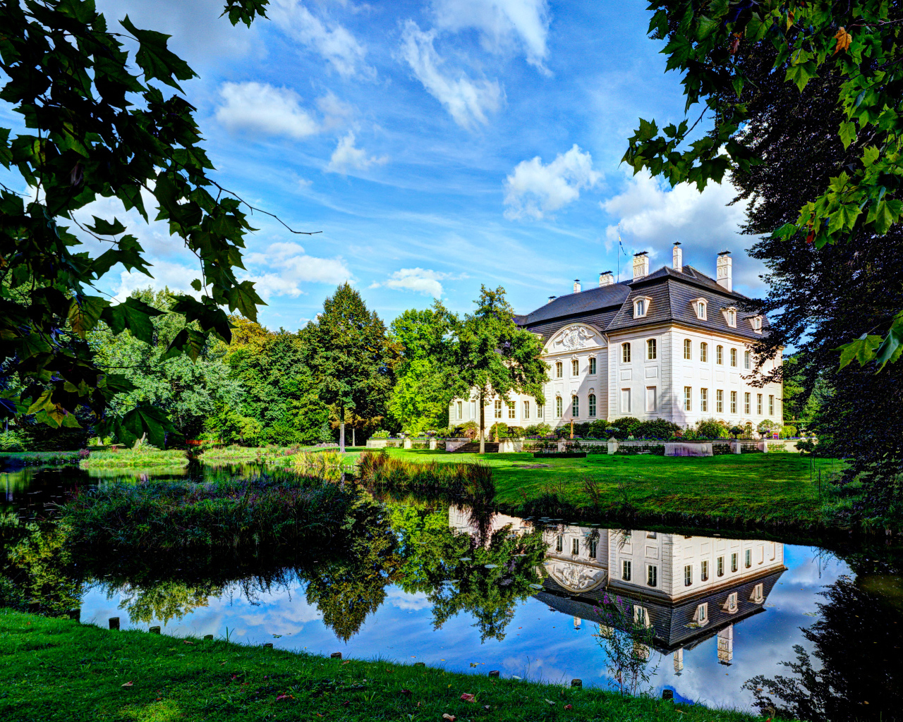 Дворец Браниц в пруда в парке, Германия