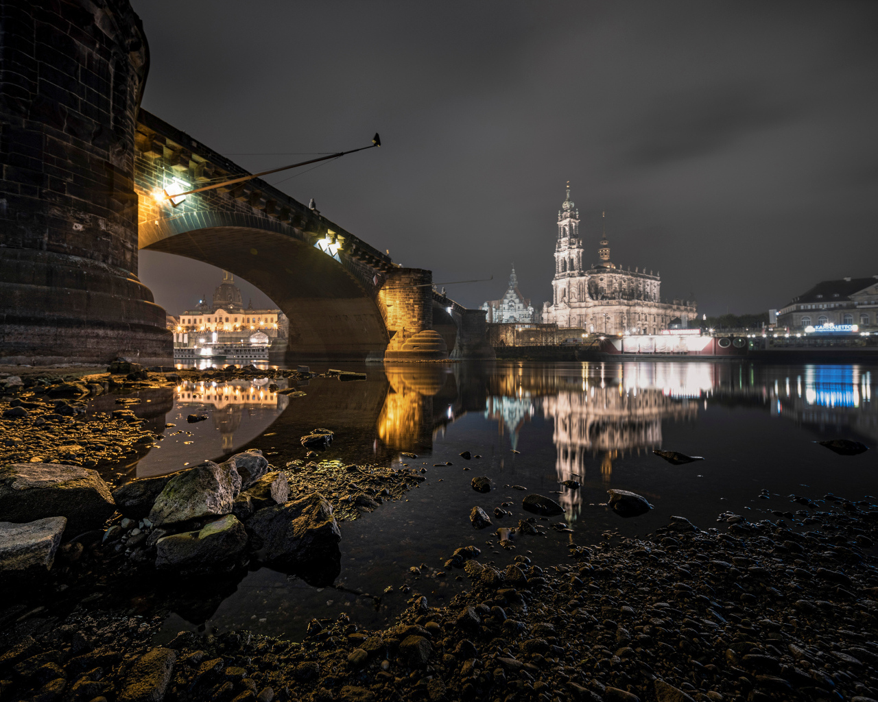 Замок у старинного моста ночью в городе Дрезден, Германия