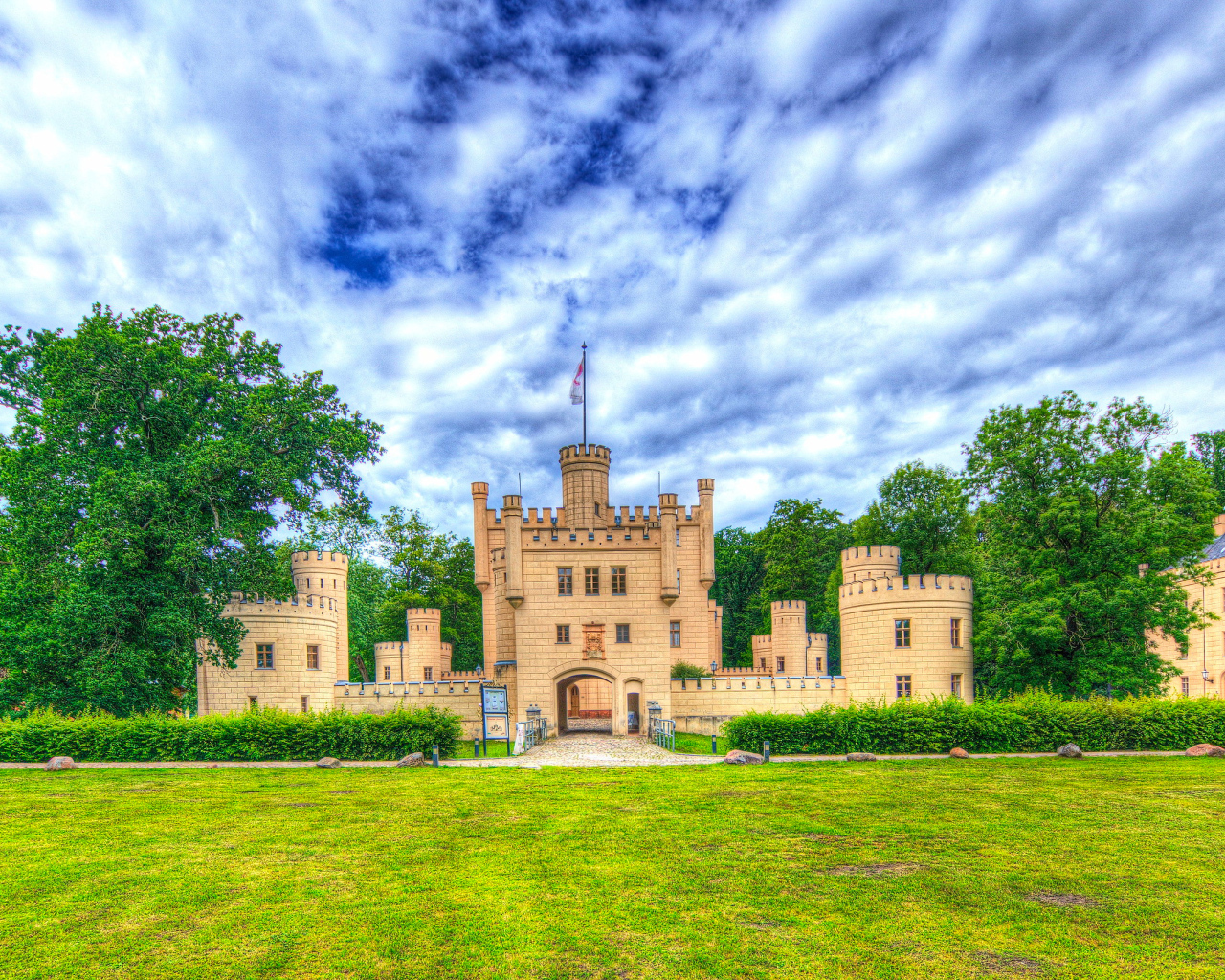 Замок под красивым небом летом, Лецлинген. Германия