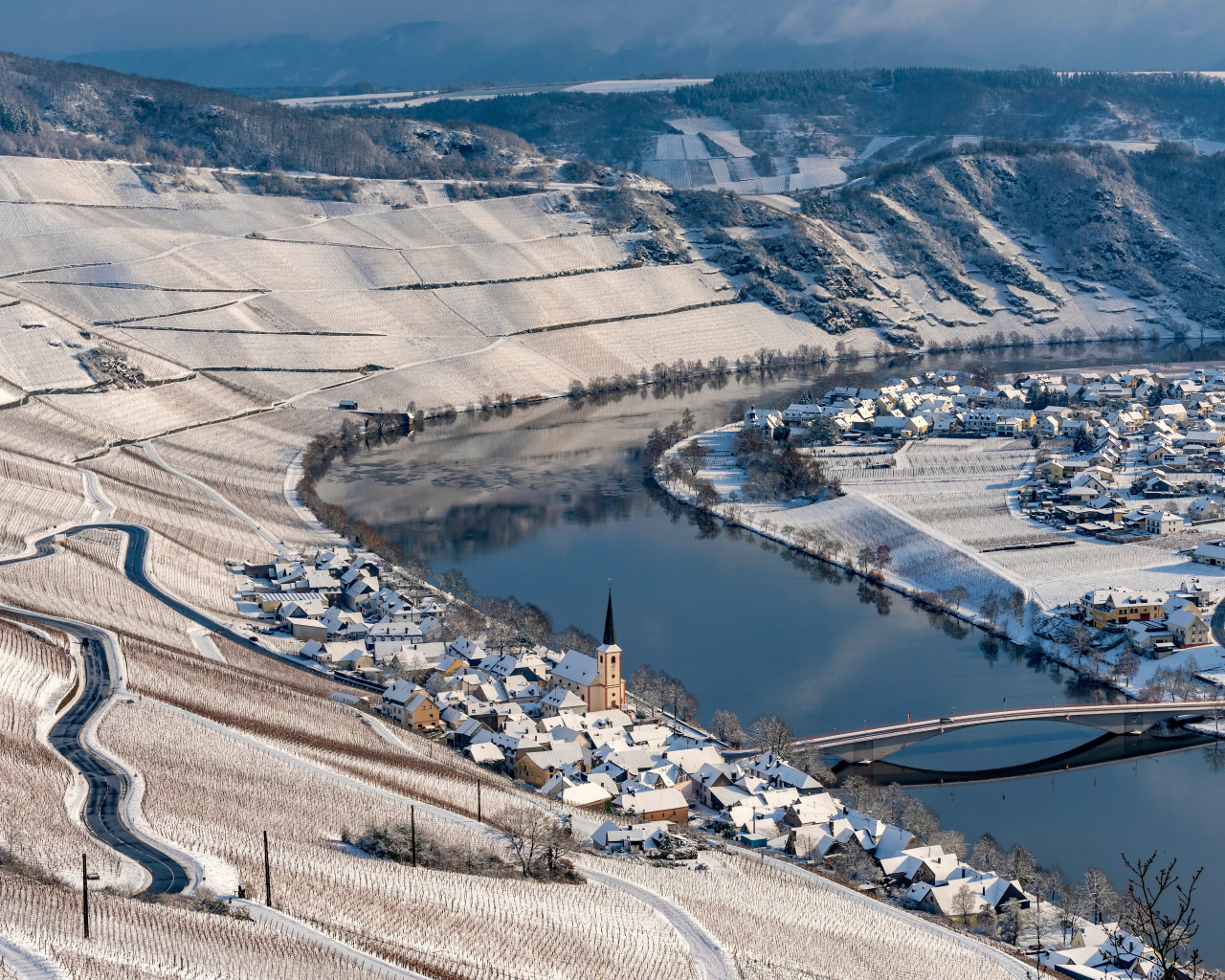 Дома и поля у реки зимой, Германия