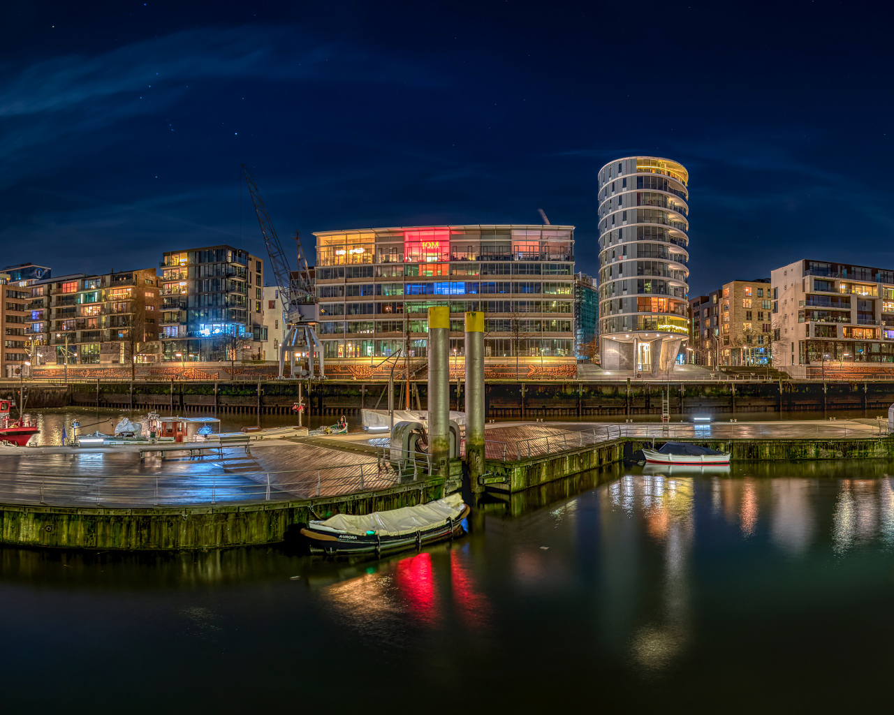 Дома у причала в городе Гамбург, Германия