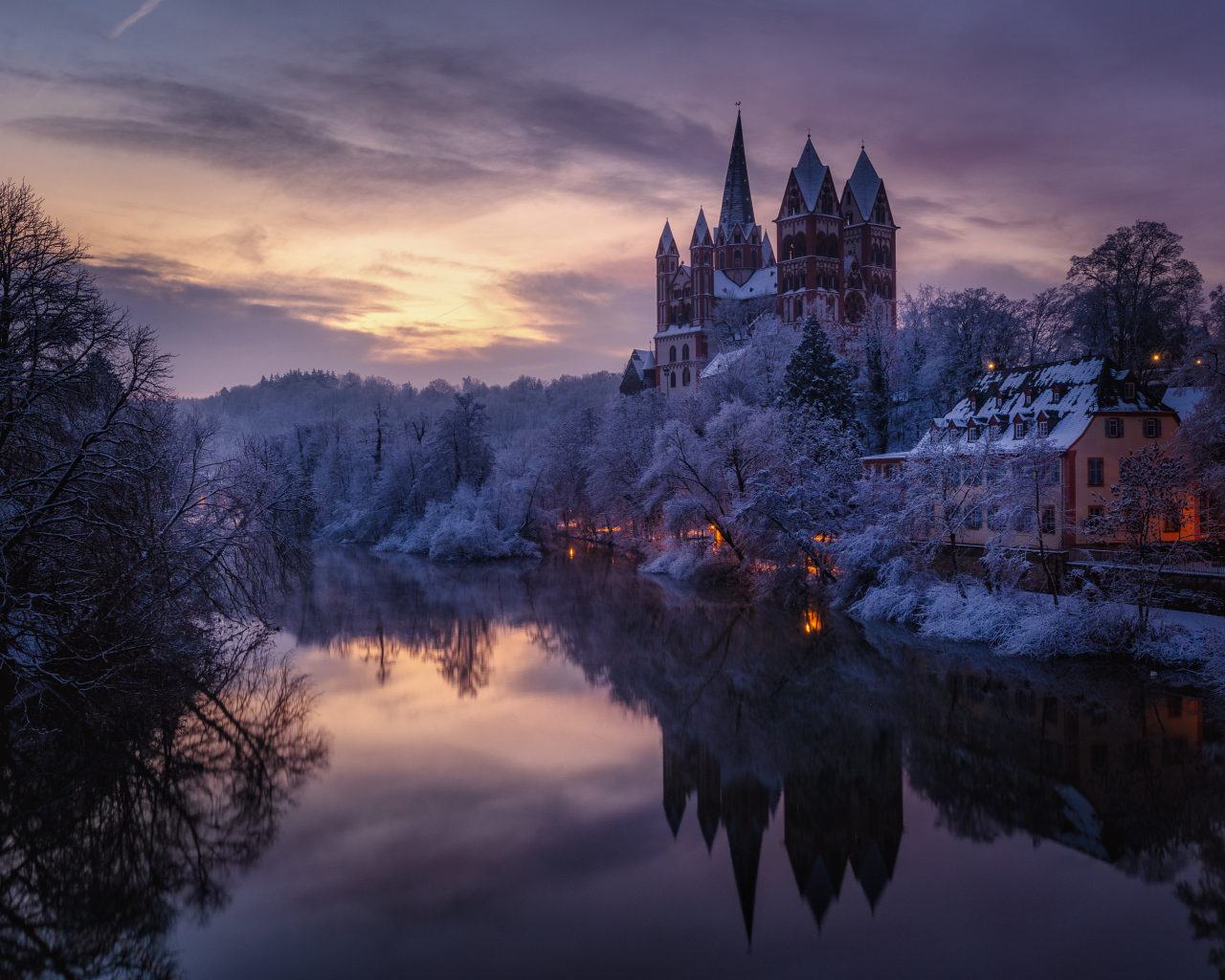 Лимбургский собор у реки зимой, Германия