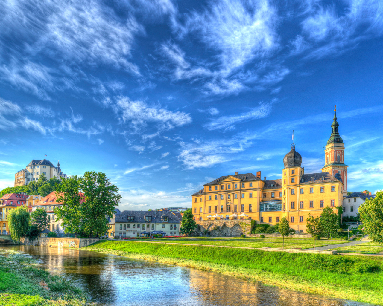 Средневековый замок Оберес Шлос под голубым небом, Германия