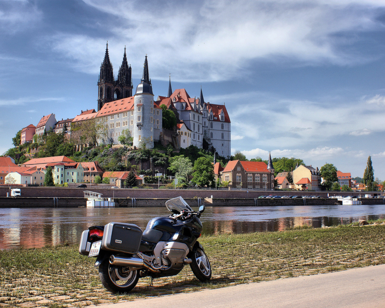 Башни замка Альбрехтсбург у реки, Германия