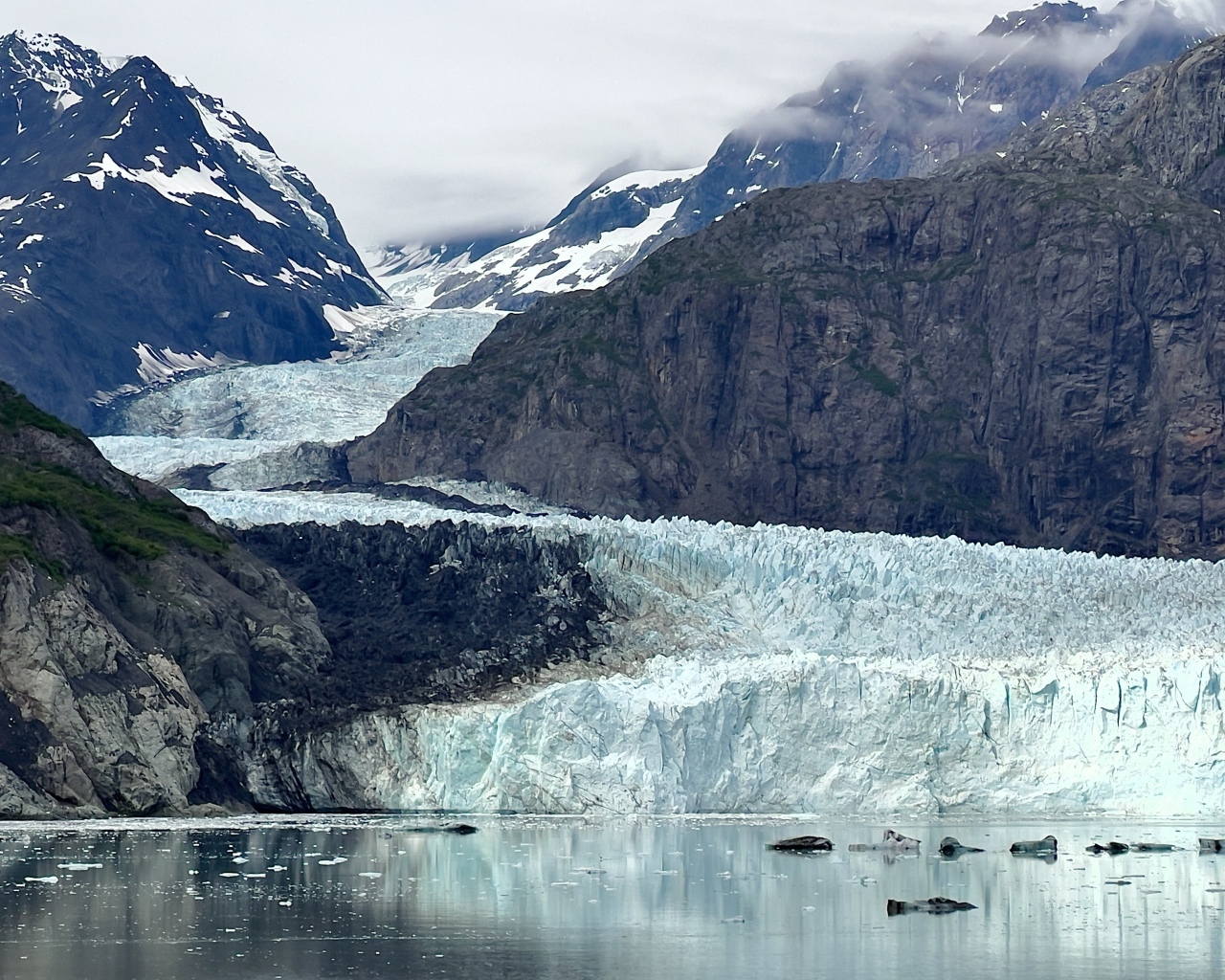 Ледники у подножия гор в Исландии