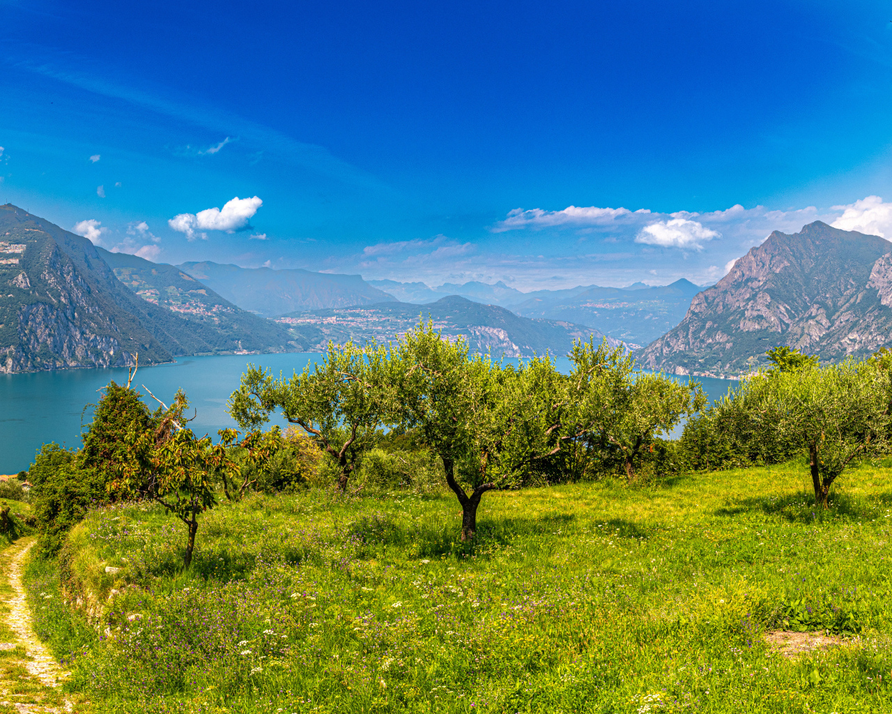 Красивый горный пейзаж у озера, Италия