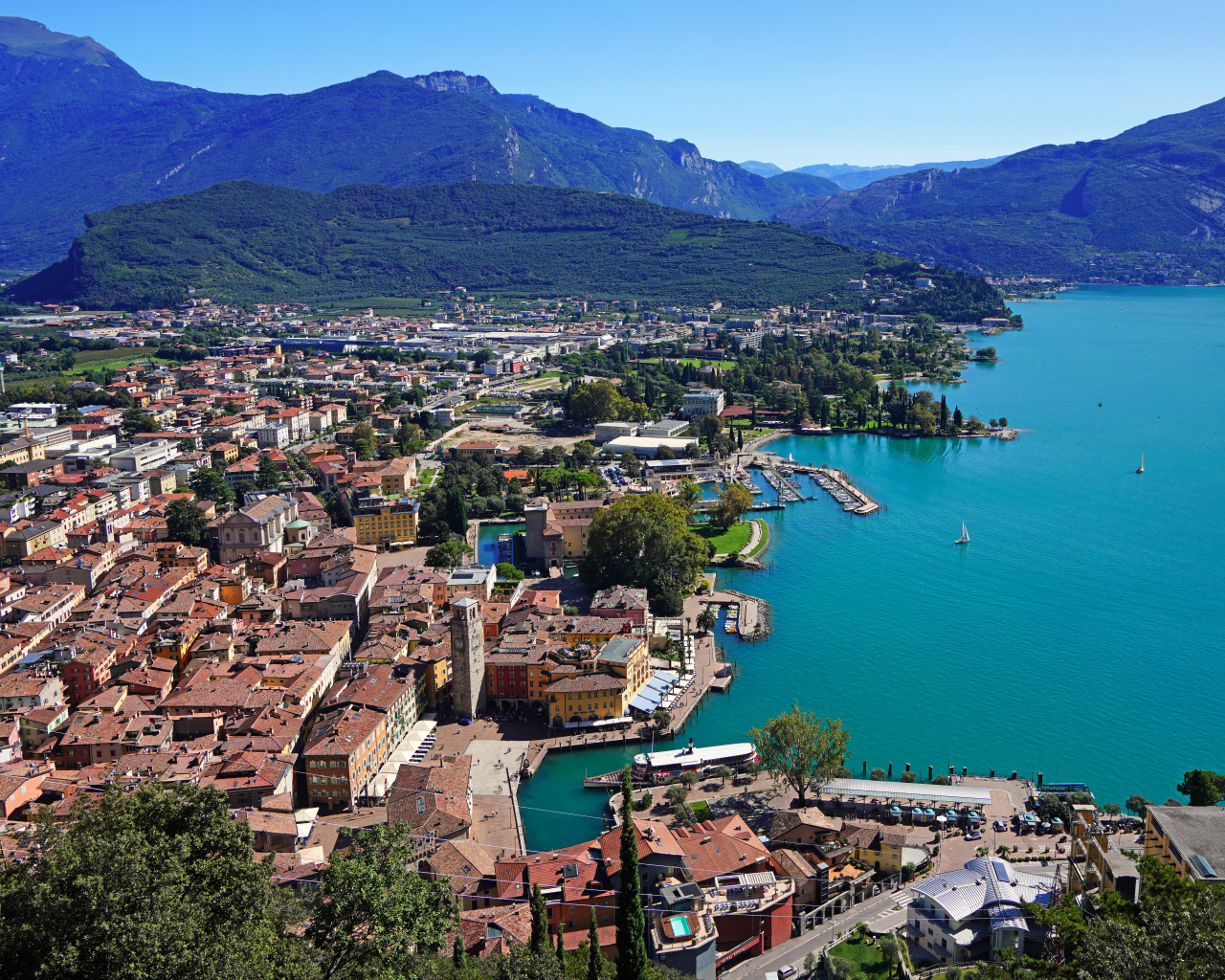 Город у озера Гарда, Италия