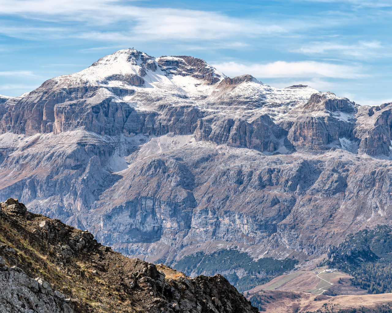 Заснеженные Доломитовые Альпы в лучах солнца, Италия