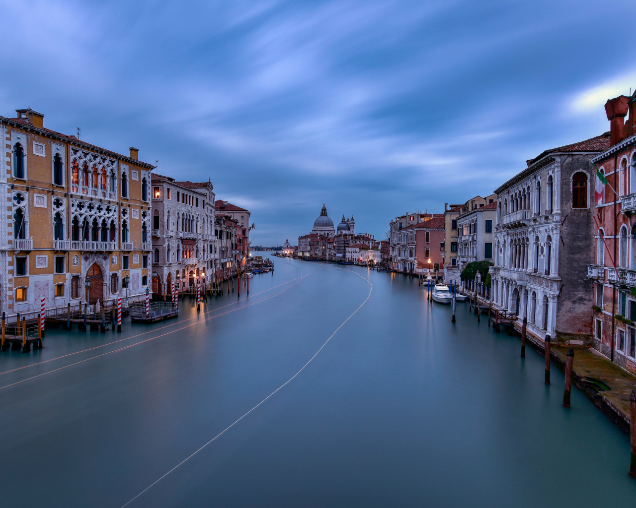 Водный канал в городе Венеция, Италия