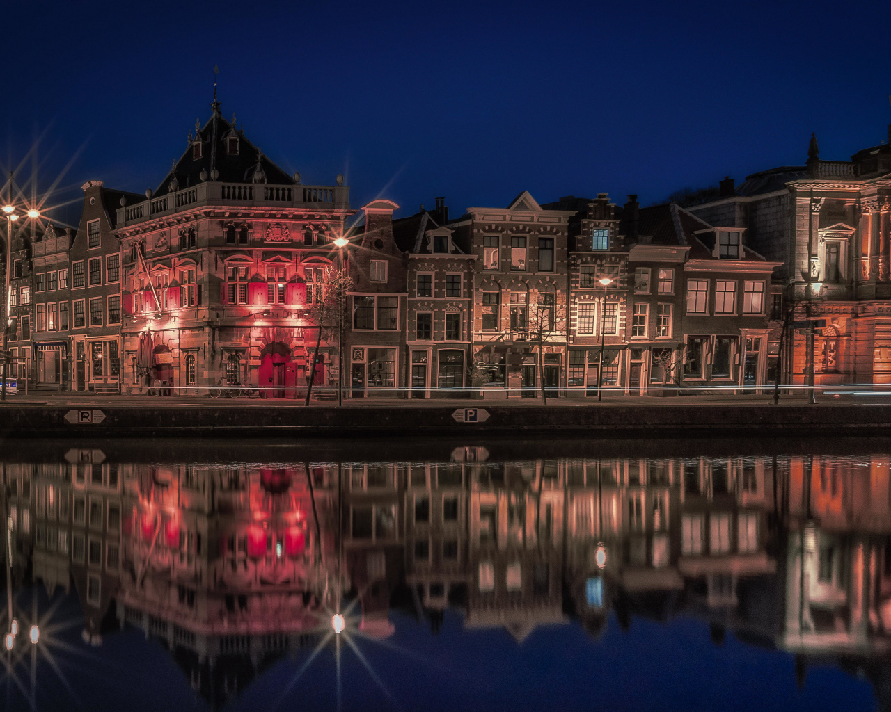 Дома у реки в городе Харлем ночью, Нидерланды