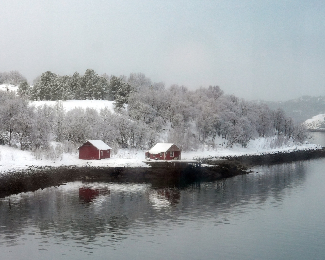 Дома у воды на заснеженном берегу, Норвегия