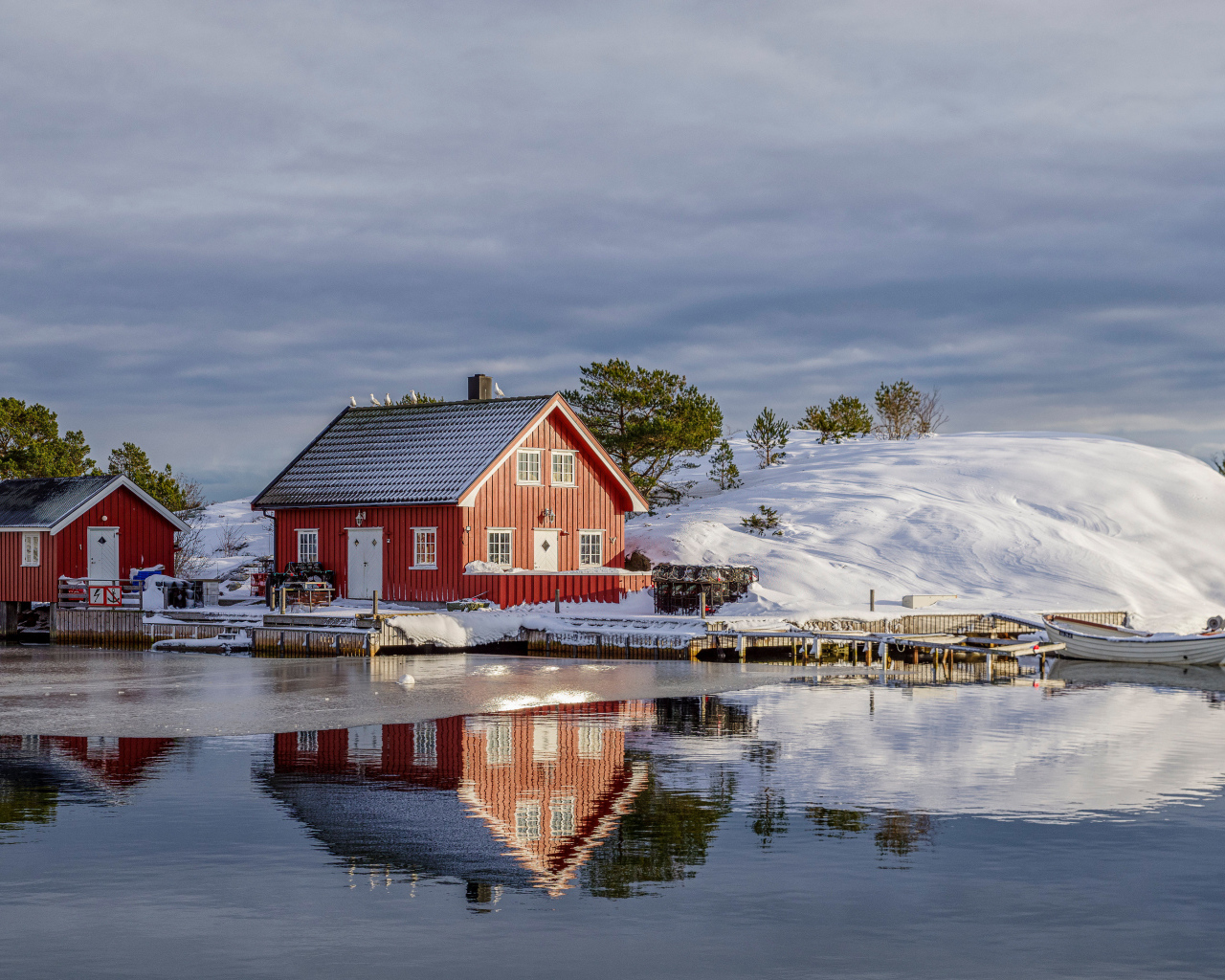 Дома на заснеженном берегу у реки, Норвегия
