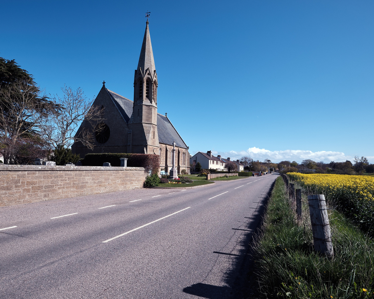 Старая церковь у дороги, Шотландия