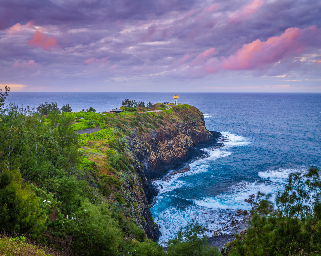 Маяк на краю утеса на берегу Гавайских островов, США