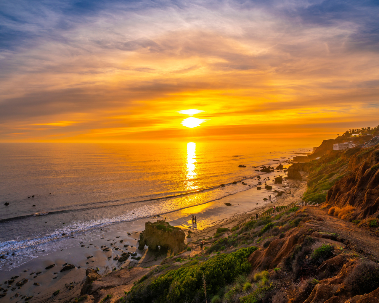 Закат солнца на морском побережье Калифорнии, США