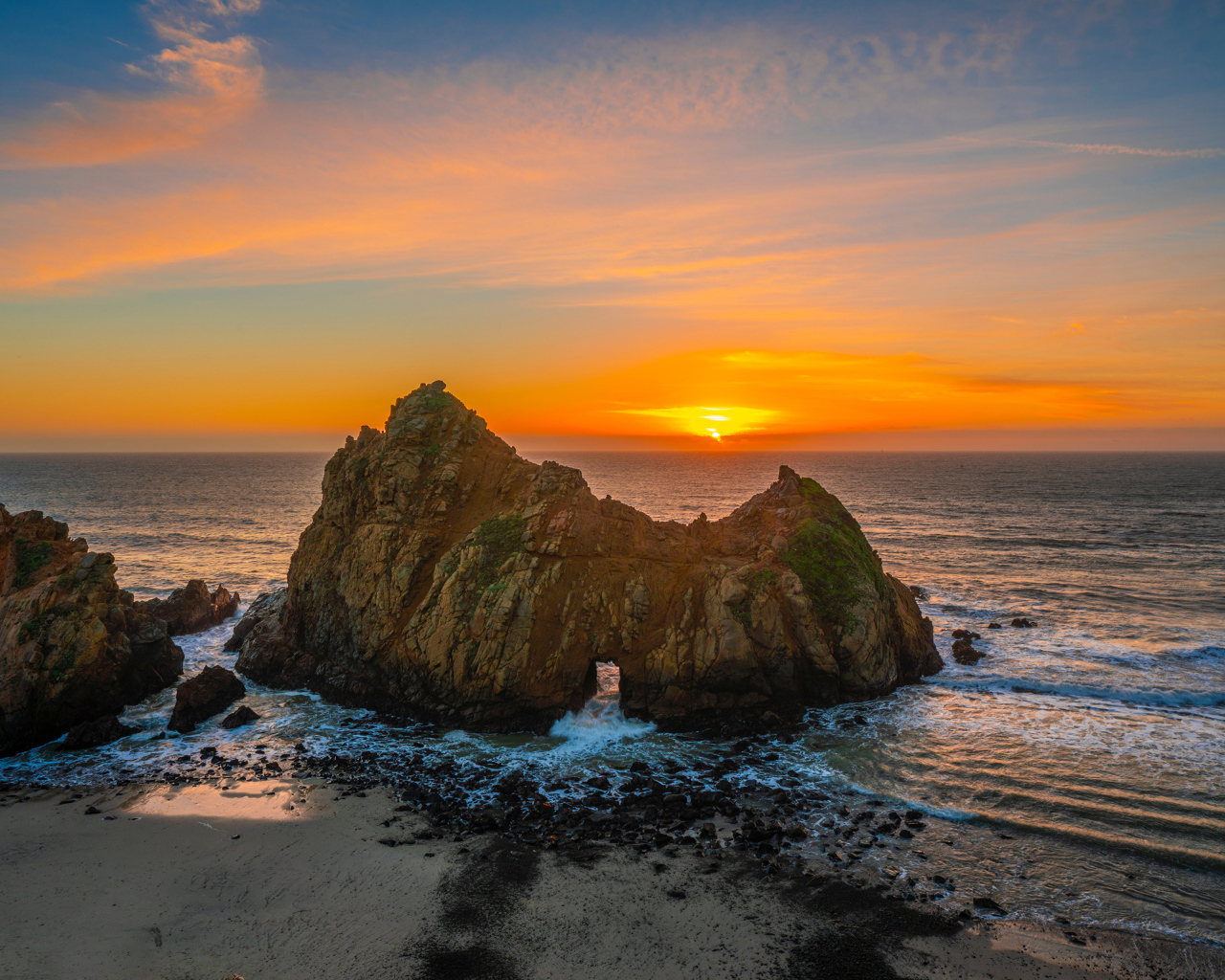 Вид на скалу в море на закате солнца, США