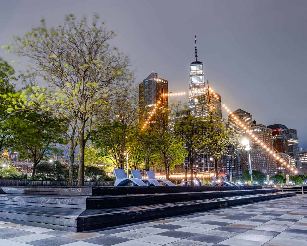 Вид на парк и небоскребы Нью-Йорка, США